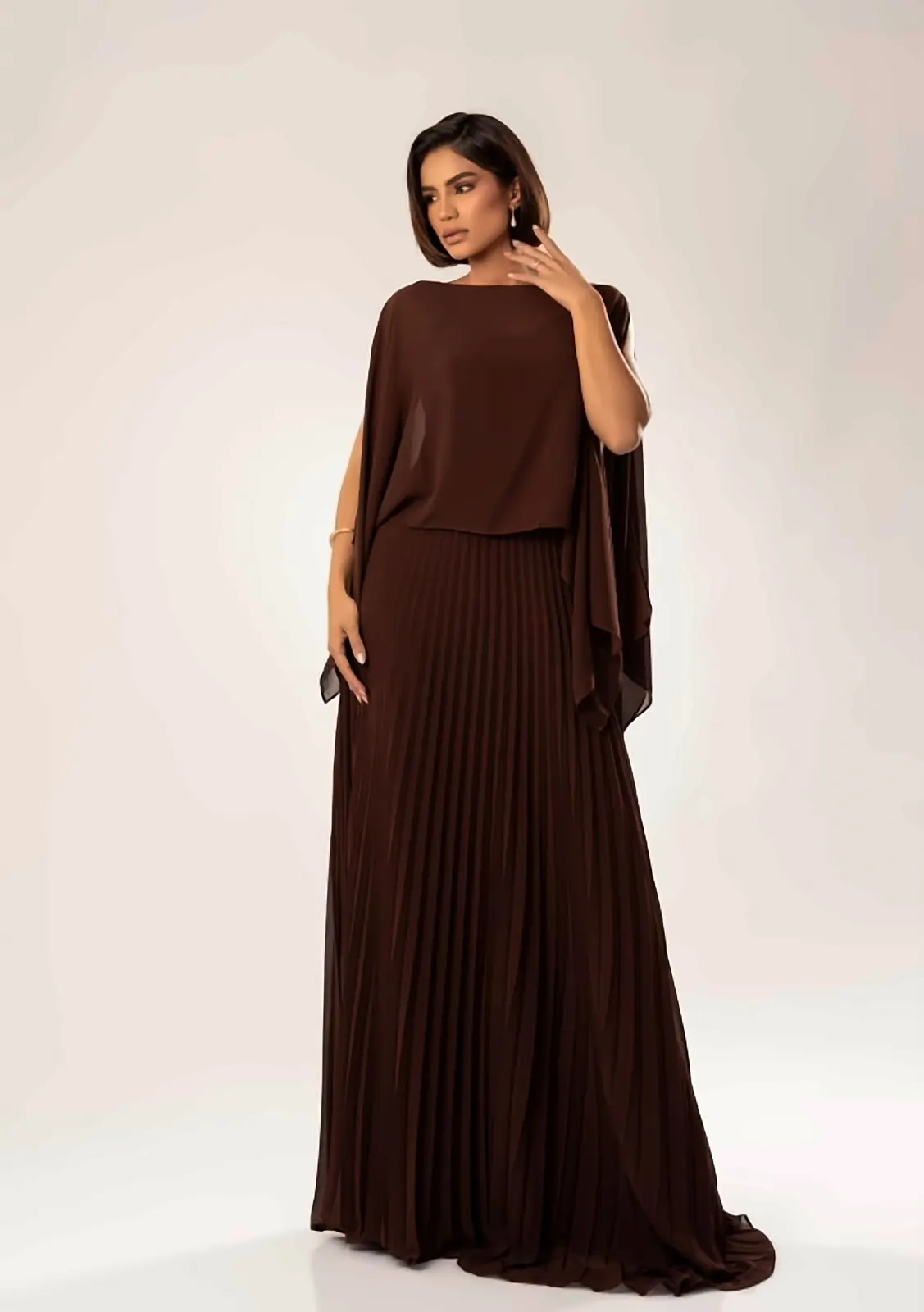 Vestido chocolate plissado com capa de chiffon