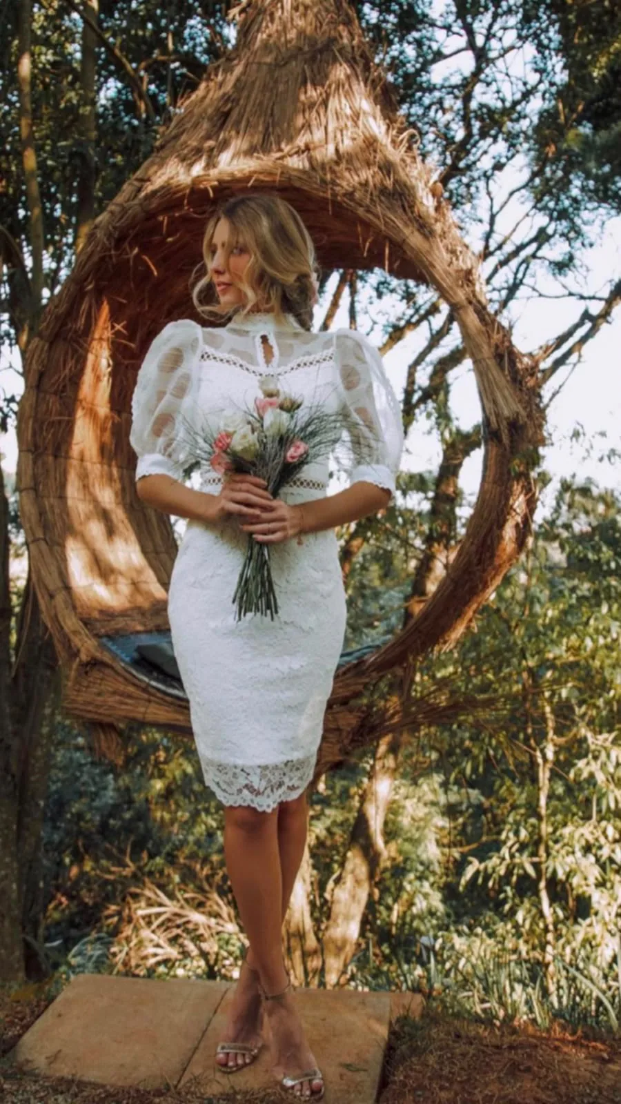 Vestido midi branco de manga bufante com buquê